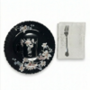 Pachet pomana model floral Alb-Roz 6 Farfurii intinse+6 Cani+6 Linguri/Furculite & 6 Prosoape